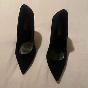 Black suede pointed pumps